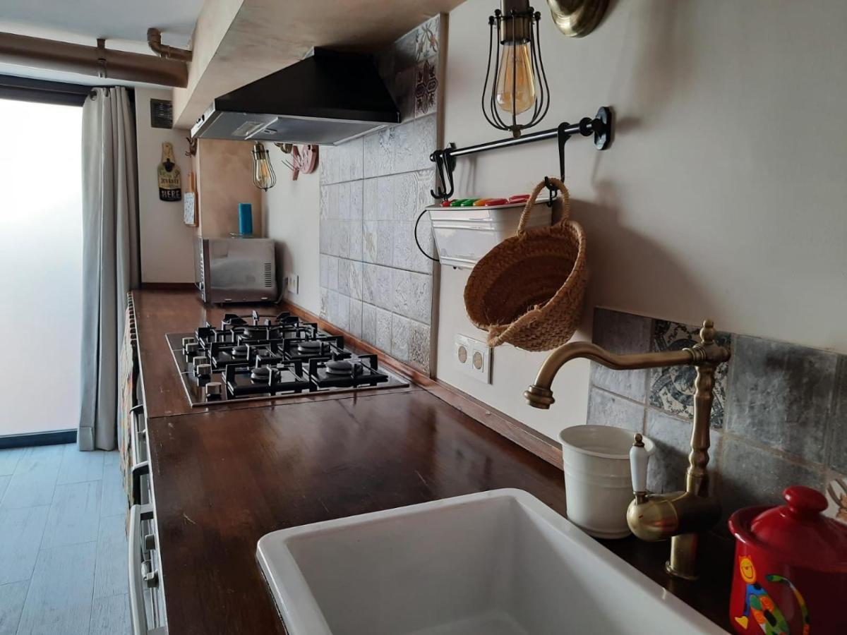 Un Apartamento Vacacional Con Detalles De Un Hogar Майрена-дель-Альхарафе Экстерьер фото